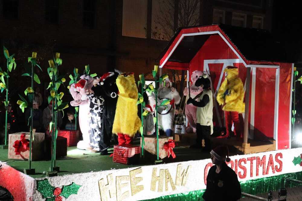 Dyersburg Christmas Parade 2022 Local News: Dyersburg Christmas Parade Features Over 100 Entries (11/30/21)  | Dyersburg State Gazette